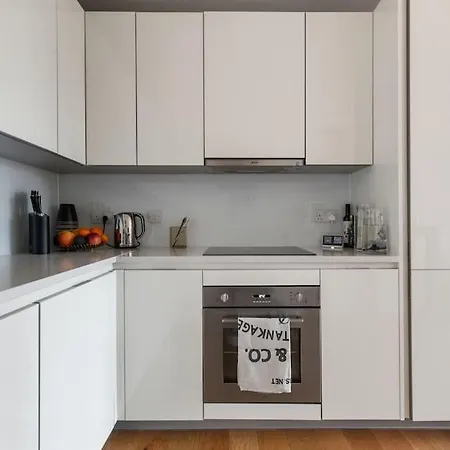Modern New 1-Bedroom Home Stunning Views London Exterior photo