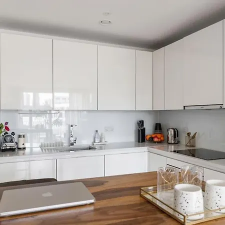 Modern New 1-Bedroom Home Stunning Views London Exterior photo